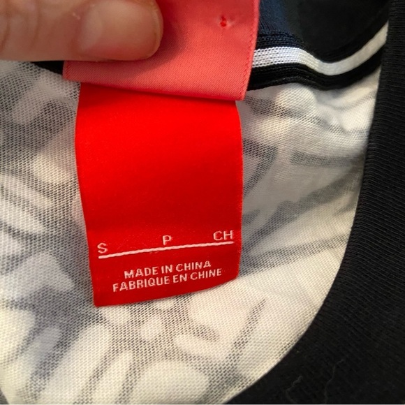 Nike  women’s white & black sleeveless shirt‎ in size small - Picture 8 of 10